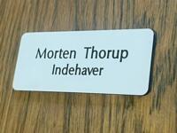 Hvid navneskilt i plast til tøj eller dør, 70x30 mm, Hvid/sort