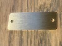 Messingskilt 50x20 mm, UV-printet - med 2 skruehuller