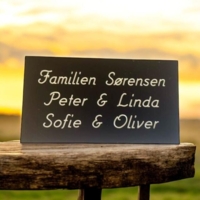 Postkasseskilt med tape, graveret - sort med hvid skrift, 90x50 mm