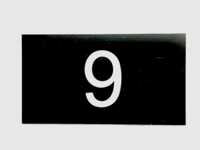 Nummerskilt til postkassen - selvklæbende inkl. gravering